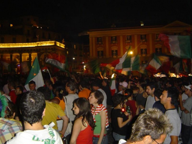 Wariujacy tlum na Piazza Plebisscita