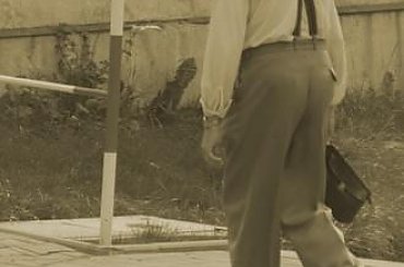 dziadek, babcia, starsi ludzie #dziadek #babcia #przechodnie #wyhaczone #zyzio #Chorzów