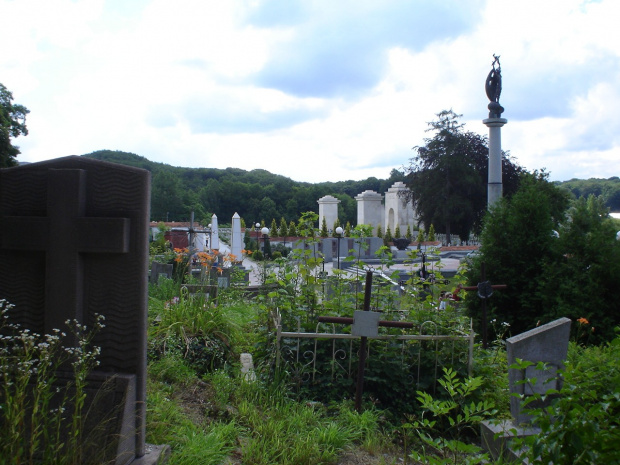 By dojsć do cmetarza Orlat należy przekroczyć obok monumentów Chwały poległym Ukraińcom #pttk