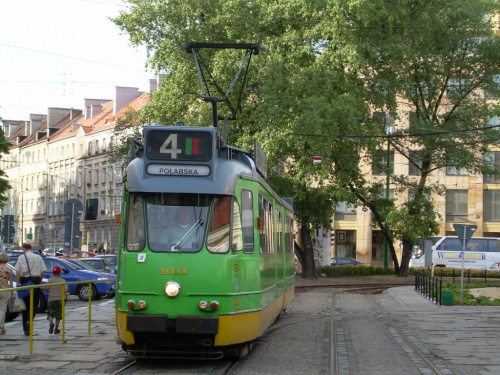 #810 obsługujący linie 4 wjezdza na Plac Wielkopolski