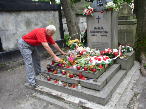 Józek ze wzruszeniem kładzie wiazankę polnych kwiatów na grobie Marii Konopnickiej #pttk