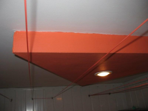 Element sufitu ozdobnego w kształcie "trójkąt" z oświetleniem, kolor spodu- pomarańcz - widok z boku