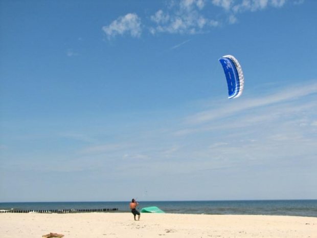 Chałupy - plaża człowiek menewrujący spadochronem zwanym też latawcem używanym do urpawiana KITESURFINGU super zabawa :)