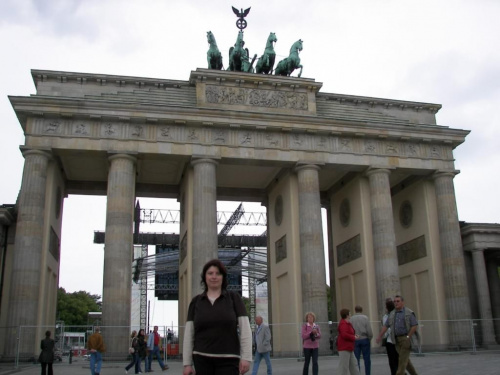 Brama Brandenburska - Bedacy, niemal, swiętym symbolem dla Niemcow, zabytek znajduje sie na niemieckich rewersach monet 10, 20 i 50 eurocentow jako symbol zjednoczenia panstwa. #Berlin