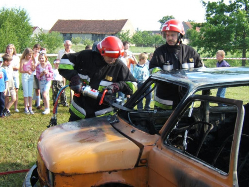 Na zdjęciach strażacy z JRG w Brzegu, którzy to zaprezentowali przy współudziale naszej OSP pokaz ratownictwa drogowego.Druchowie z naszej OSP ugasili samochód, a druchowie z JRG pocieli. Pokaz odbył się 11.06.2006 , podczas festynu w naszej miejscowoś...