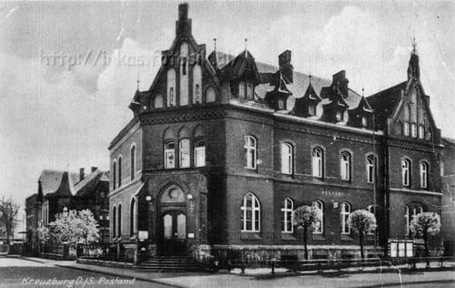 Postamt- urzad pocztowy w Kluczborku. W 1848 roku Miejski szpital był przebudowany na pocztę i od tego czasu miesci się na rogu ulic: Mickiewicza (Bahnhofstrasse) i Pułaskiego (Friedrichstrasse). #Kluczbork #Kreuzburg #Pocztowka