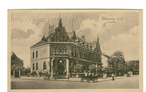 Postamt- urzšd pocztowy w Kluczborku. W 1848 roku Miejski szpital był przebudowany na pocztę i od tego czasu miesci się na rogu ulic: Mickiewicza (Bahnhofstrasse) i Pułaskiego (Friedrichstrasse). #Kluczbork #Kreuzburg #Pocztowka