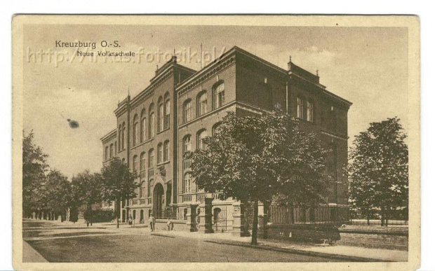 Neue Volksschule- nowa szkoła powszechna- 1916 rok, która rozpoczęła działalnoć jako szkoła katolicka w 1903 roku. Do 1979 roku była to Szkoła Podstawowa nr 3, obecnie mieci się w tym budynku Publiczne Gimnazjum nr 3. #Kluczbork