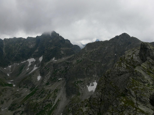 Orla Perć.
Z prawej Mały Kozi Wierch (2228), z lewej Kozi Wierch (2291) z zachmurzonym szczytem. Między nimi Kozia Przełęcz (2137)