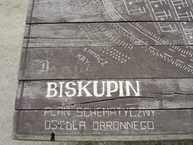 Biskupin jest najbardziej znanym w Europie srodkowej rezerwatem archeologicznym. To tutaj odkryte zostały zachowane w doskonałym stanie drewniane konstrukcje osiedla wybudowanego ponad 2700 lat temu. #Biskupin #osada
