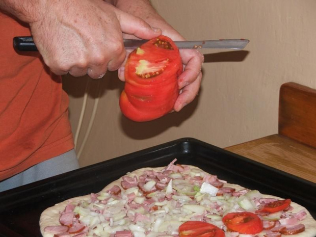 Układam plastry pomidora obranego wcześniej ze skórki. #pizza #jedzenie #konsumpcja #pomidor