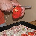 Układam plastry pomidora obranego wcześniej ze skórki. #pizza #jedzenie #konsumpcja #pomidor