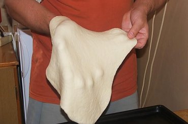 Ciasto rowałkowane. Teraz położę go na blasze. #pizza #jedzenie #konsumpcja #ciasto