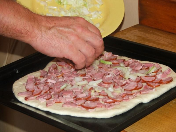 Dodaję posiekaną i osoloną cebulę. #pizza #jedzenie #konsumpcja #blacha #wędlina