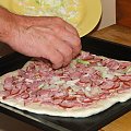 Dodaję posiekaną i osoloną cebulę. #pizza #jedzenie #konsumpcja #blacha #wędlina