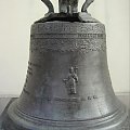 Na postumencie miesci się dzwon "Błogosławiony Bogumił" z 1761 roku, uszkodzony podczas pożaru katedry w 1945 roku. #GnieznoMiasto