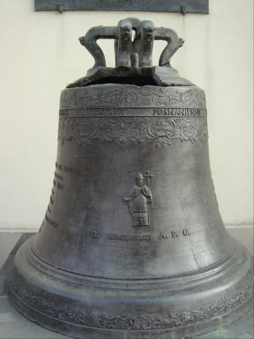 Na postumencie miesci się dzwon "Błogosławiony Bogumił" z 1761 roku, uszkodzony podczas pożaru katedry w 1945 roku. #GnieznoMiasto