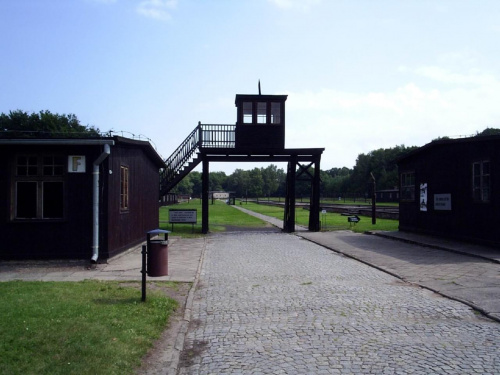 Brama śmierci- przechodzili tędy ci , którzy zostali przeznaczeni przez faszyzm na wyniszczenie w obozie koncentracyjnym Stutthof