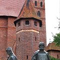 Malbork - pomniki wielkich mistrzów w oddali katedra zamku wysokiego