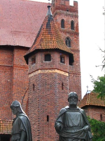 Malbork - pomniki wielkich mistrzów w oddali katedra zamku wysokiego