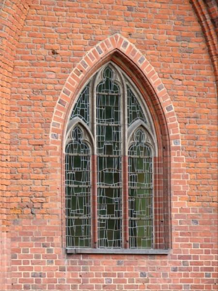 Malbork - spojrzenie w okno skrzydło gościnne zamku