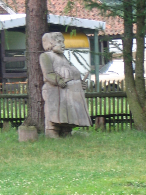 Zdjęcie nieostre,a le się śpieszyłem i aparat krzyczał, że się już wyłancza. Ta rzeźba stoi już za płotem. Gruba kobieta opierająca się o drzewo. #zgon #rzeźba