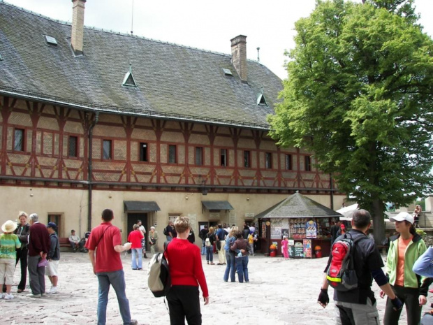 Kilka ciekawostek o zamku:Kobietom nie wolno było wstępować do zamku. Zamek nigdy nie został zdobyty w wyniku walki. #Zamek #Karlstejn #Czechy