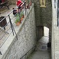 Na prawo od kasy prowadzš w dół schody, którymi dochodzi się do miejsca zwanego Studniční vě (Wieża Studzienna). Wewnatrz można zerknšć (przez kratę) w otchłań zamkowej studni (78 m głębokosci, dzięki oswietleniu widać cała).