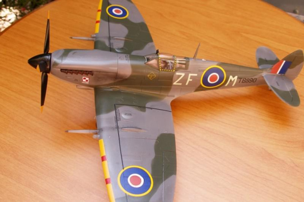 SUPER-MARINE SPITFIRE Mk XVI
REVELL/HASEGAWA 1/48