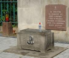 Przygotowania do uroczystości poświęconej pamięci żołnierzy AK poległych w Powstaniu Warszawskim, Grupy Kampinos w 1944 r. Sierpień 2006. #PowstanieWarszawskie #GrupaKampinos #PomnikPamięci