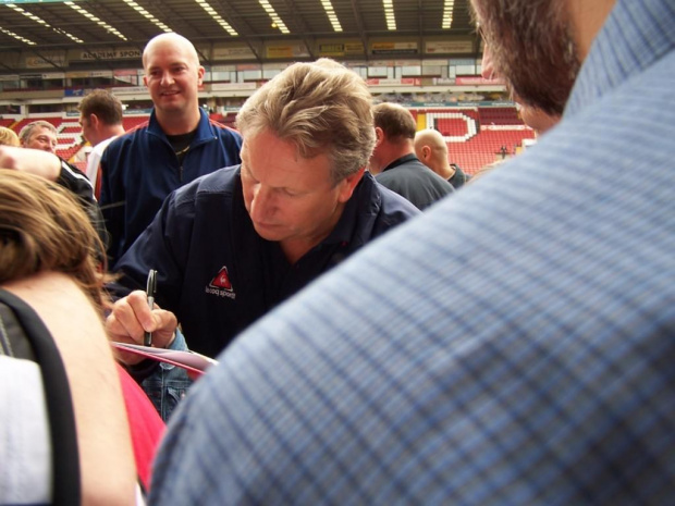 Warnock rozdający autografy