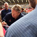 Warnock rozdający autografy