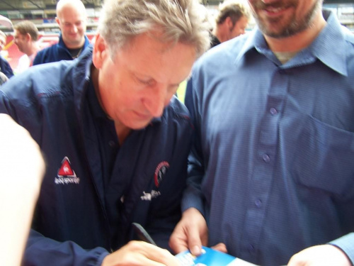 Warnock rozdający autografy