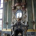 Kominki z czarnego, włoskiego marmuru ozdabiaja rzezby puttów, postacie mitologiczne oraz wazony z orłem w koronie. #Książ #Zamek #Wałbrzych