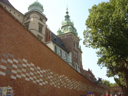 Mur z cegiełkami, upamiętniajacymi ofiarodawców #Kraków #Miasto #Wawel #Sukiennice