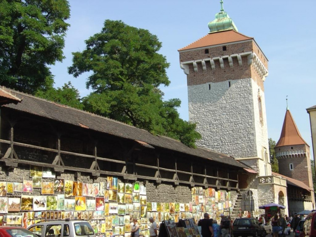 Brama floriańska w tle Baszta pasamoników #Kraków #Miasto #Wawel #Sukiennice