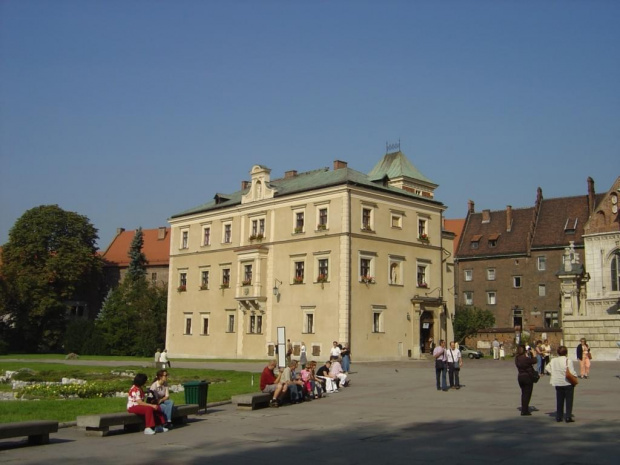 Budynek zwano dawniej Domem kapitulnym po Koniecpolskim lub Domem wikariuszów zamkowych; obecnie znajduja się tu mieszkania kleru katedralnego i urzad parafii wawelskiej. #Kraków #Miasto #Wawel #Sukiennice