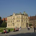 Budynek zwano dawniej Domem kapitulnym po Koniecpolskim lub Domem wikariuszów zamkowych; obecnie znajduja się tu mieszkania kleru katedralnego i urzad parafii wawelskiej. #Kraków #Miasto #Wawel #Sukiennice