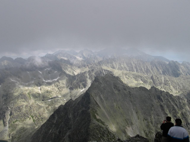 Na pierwszym planie Ostra, po lewej trzy szczyty Mieguszowiecki z Przełęczą pod Chłopkiem #GóryTatry