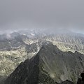 Na pierwszym planie Ostra, po lewej trzy szczyty Mieguszowiecki z Przełęczą pod Chłopkiem #GóryTatry