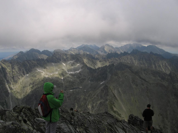 od lewej w głębi: Cubryna, Mięgusze, Jagnięcy, Hińczowa T, Kołowy, N Rysy, Rysy , Lodowy, Wysoka i Gerlach #GóryTatry