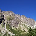 Grań baszt w dolinie mieguszowieckiej, wierzchołek z trawiastą galeria to Szatan (2418m.)