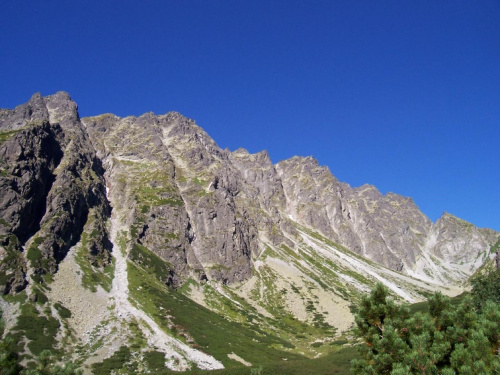 Grań baszt w dolinie mieguszowieckiej, wierzchołek z trawiastą galeria to Szatan (2418m.)