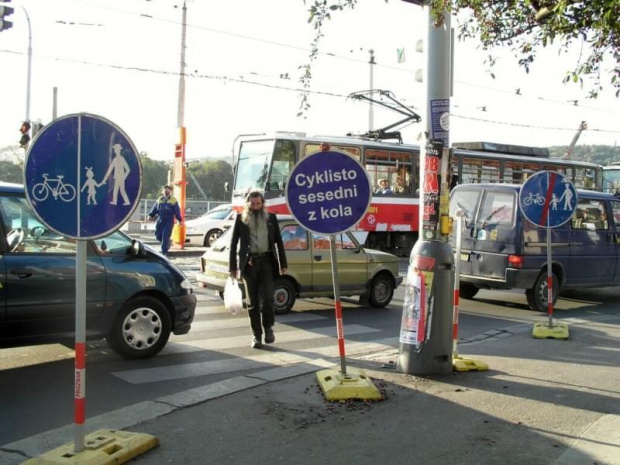 Rowerzysto uważaj na przejazdach tramwajowych! W wersji południowych sąsiadów :-) #kolej #humor