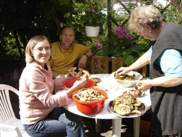 Po Grzybobraniu w Olsztynie Dorota, Zygmunt- tata Krzysia i babcia Krzysia