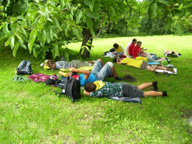 Obiadowy odpoczynek na gocinnym trawniku w Marcyporębie