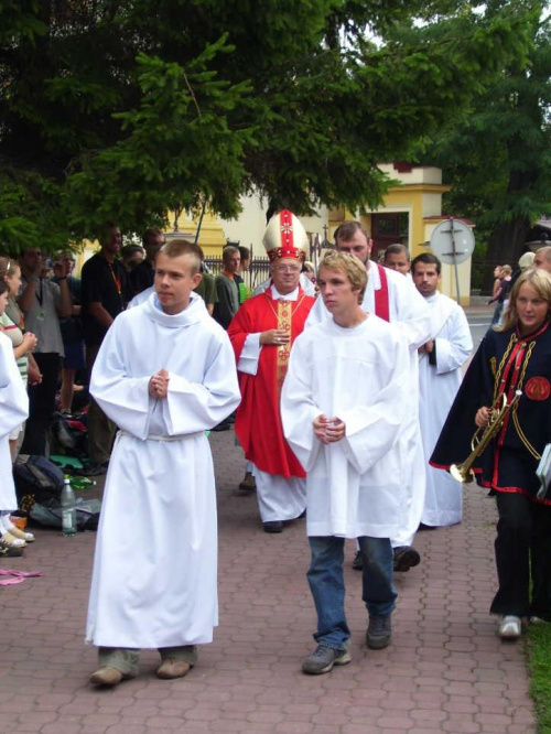 Wkrótce z klasztoru wyszła procesja...