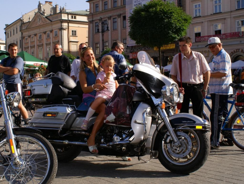 Harley Davidson na Krakowskim Rynku
07 września 2006 #Harley #Davidson #Kraków