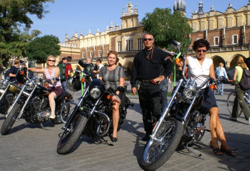 Harley Davidson na Krakowskim Rynku
07 września 2006 #Harley #Davidson #Kraków