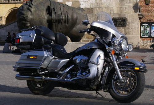 Harley Davidson na Krakowskim Rynku
07 września 2006 #HarleyDavidson #Kraków #Harley #sukiennice